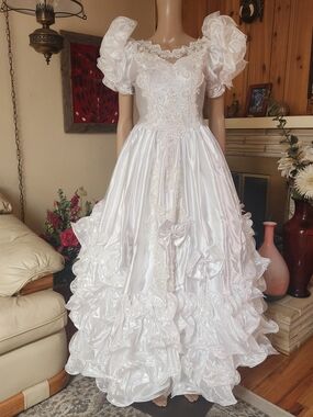 ✨ Vintage 80s "Cinderella" Bridal Gown – Pearls, Bows & Ruffles ✨